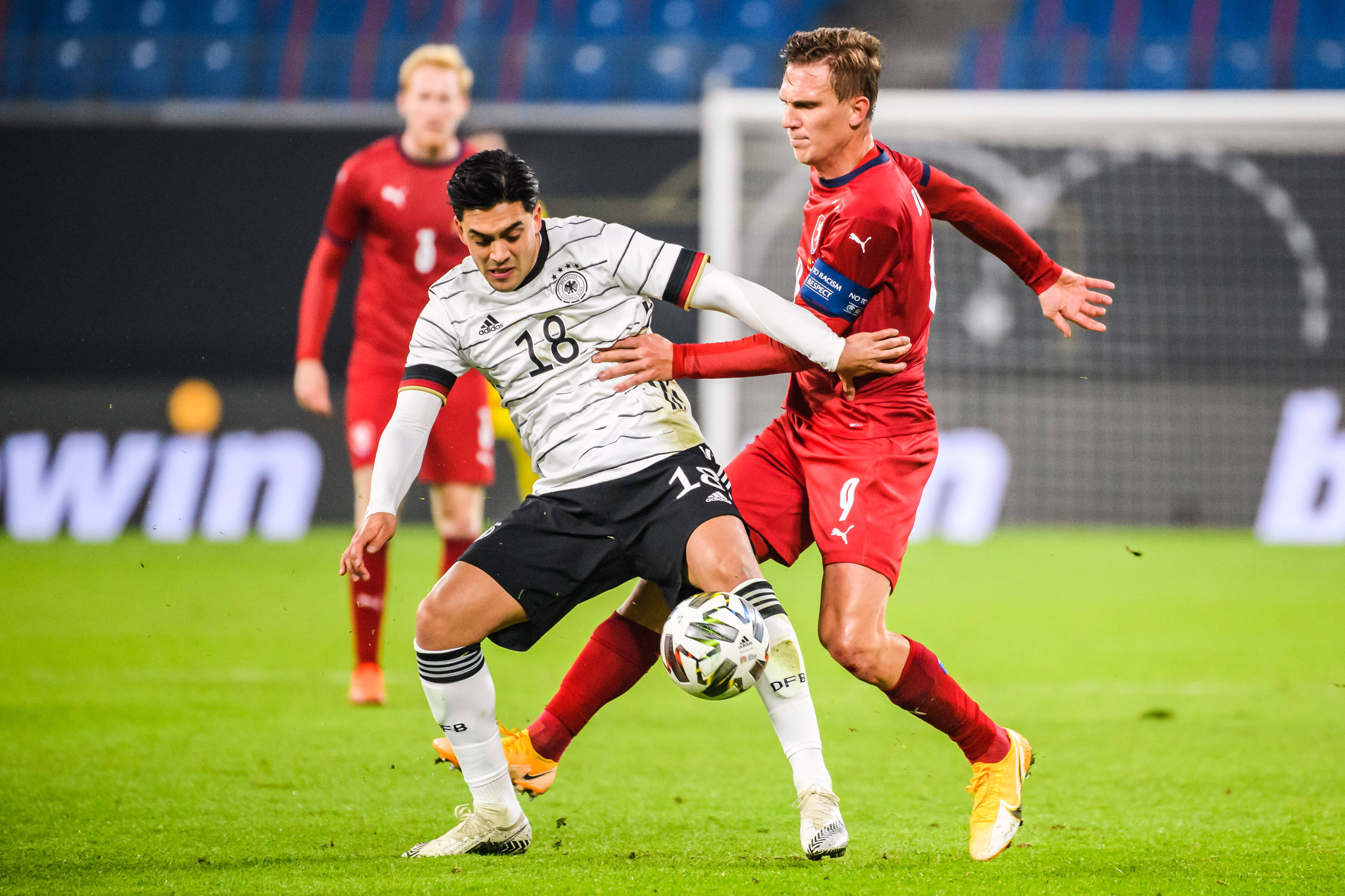 竞技场上纷争不断，精彩绝伦