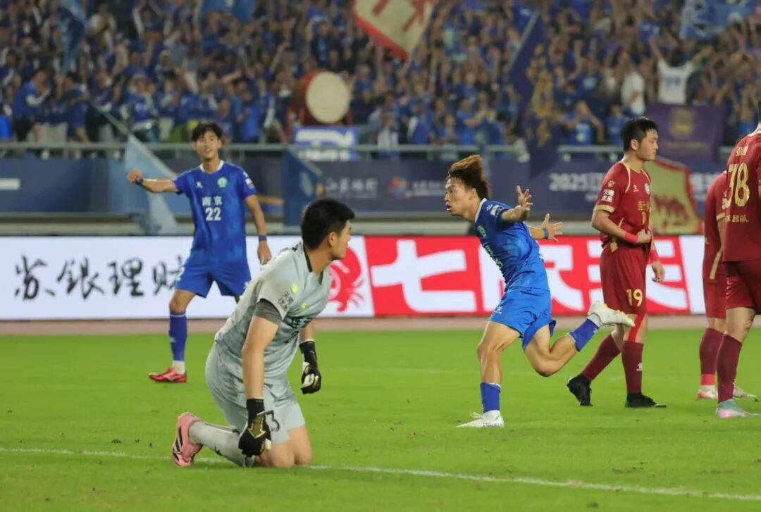 江苏队在场上表现出色,以大比分击败对手 江苏队在场上表现出色,以大比分击败对手